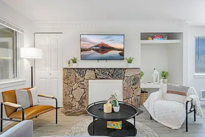 Image de Easy Commute 4 beds Condo Steps from Scenic Trails