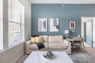 Image de Landing at The Parker Leland - 2 Bedrooms in Do. . .