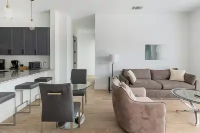 Landing | Beautiful 3bd, Pool, Courtyard