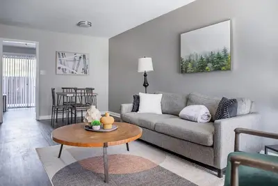 Landing | Modern 2bd, Pool