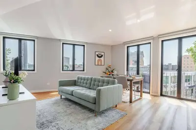 Image de Stylish & Bright Apartment by HostWise