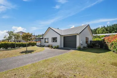 Image de Te Kaha a cosy retreat. 5 min walk to the lake and marina.