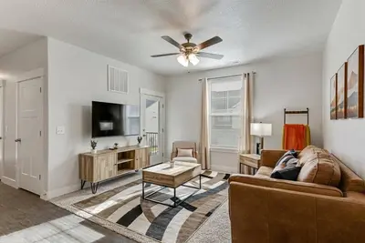 Image de Pet Friendly! King Bed! 30+ Day stays welcome!