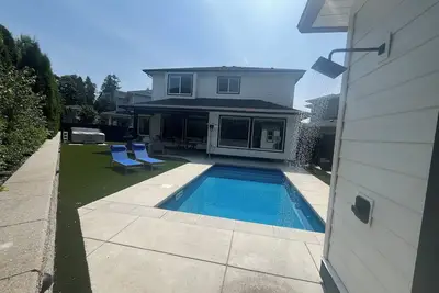 Image de Oasis retreat with Pool and Hot Tub. Near White Rock Beach!