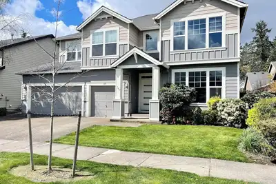 Image de Spacious 5-Bed Retreat w/ Firepit, Pet-Friendly & Updated Interiors!