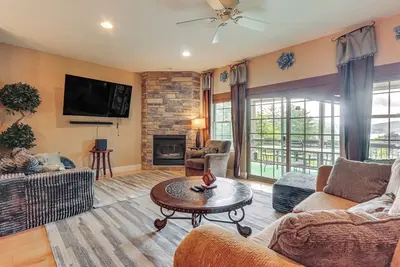 Image de 1 Mi to Wisp Resort: Hot Tub Haven in McHenry!