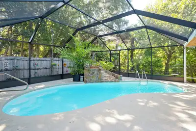 Image de Private Backyard Oasis: Cocoa Family Home!