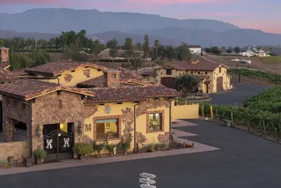 Image de Sleeps 8, 2 Homes | Vineyard Views, Patios & Fireplace in Temecula Wine Trail