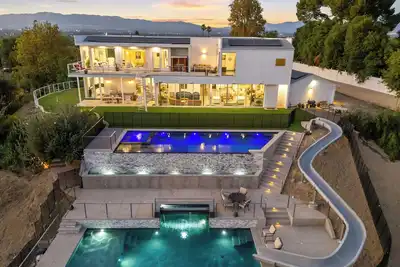 Image de Luxe 8000 sqft w/ 2 Pools, Sauna, Putting Green, Game Room | Alta Vista Estate