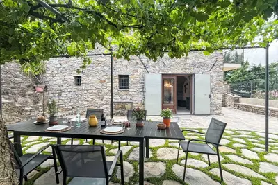 Image de Merveilleuse maison de vacances privée pour 7 personnes avec Wifi et patio