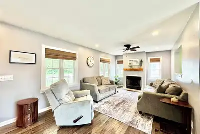 Image de From the moment you step onto our huge, inviting front porch, you'll feel your stress melt away