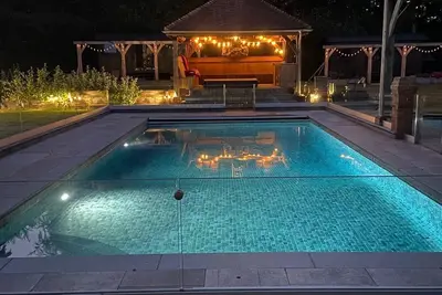 Image de Family Shepherd's Hut - Shared Hot Tub/Heated Pool - King-size bunkbed - Ensuite