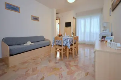 Image de Maison lumineuse et spacieuse dans un bâtiment en bord de mer
