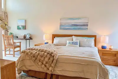 Image de Sailors Landing~ Lake/Beach front condo with ample amenities!