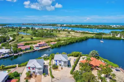 Image de Modern luxury combined with incomparable boating, perfect pool home getaway!