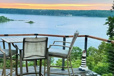 Image de Family-Friendly House on Beaver Lake with a View!