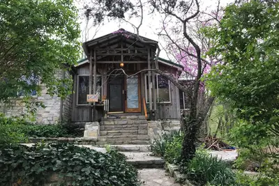 Image de Buck Run Bungalow is a visual delight built by artist Stephen Sawyer.