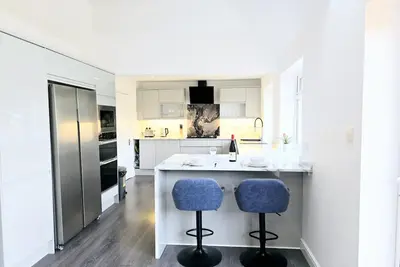 Image de Moderne-Vue sur Jardin-Bungalow-Sdb privée avec douche-Bath Driveway Fast WiFi