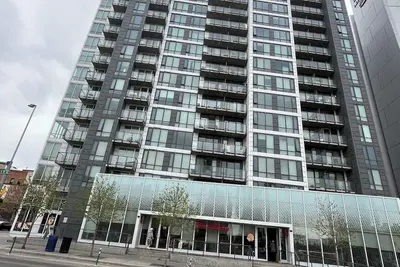 Image de Calgary downtown modern condo 2 bed 2bath next to library, no smoke no pet