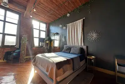 Downtown: River Views & Vintage Vibes