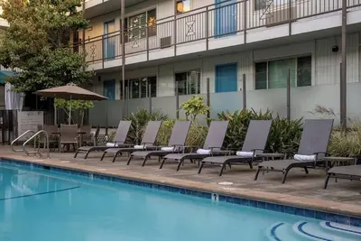 Image de 2 Spacious Family Suites | Kitchen | Courtyard | Pool | Parking | Bbq Area