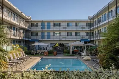 Image de 4 Modern Suites Near Sf Ferry | Outdoor Pool | Parking | Courtyard | Bbq Area