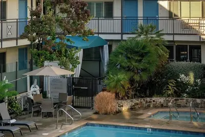 Image de Adventure-Ready | Near Golden Gate | Outdoor Pool | Free Parking | 4 Units