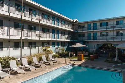 Image de Comfortably Furnished 1br Suite | Landmarks Nearby | Kitchen | Parking | Pool