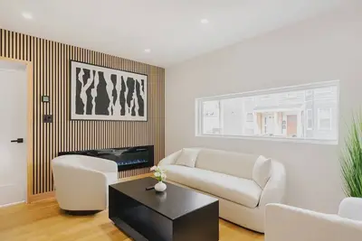 Image de Luxury 3bd Short Walk to Airport