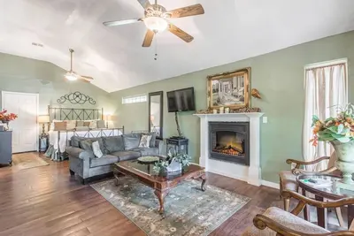 Image de Charming 1-bedroom cottage in welcoming Guthrie with hot tub and jacuzz, kitchen