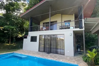 Image de Ocean View, tranquil, 2-bedroom house, with pool, tucked in the rainforest.