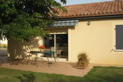 Image de Maison résidentielle de plein pied avec vue sur le parc ombragé.