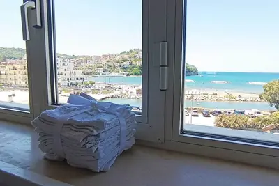 Image de Appartement trois pièces (90 m²), climatisé, vue mer. Wi-Fi gratuit.