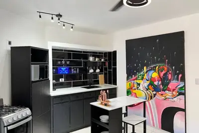 Image de Stylish Modern 1 King Bedroom Near Beach. Guests Ok