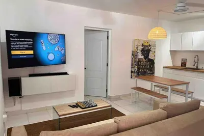 Image de Basquiat 1 King Bedroom @ Pyramid Plaza. Guest Ok