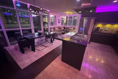 Image de Irvine 2-bedroom condo in luxury high-rise with full amenities