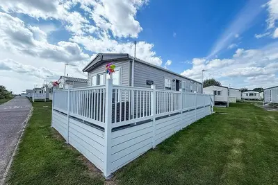 Image de Beautiful 6 berth caravan with partial sea views for hire in Suffolk ref 68022cr