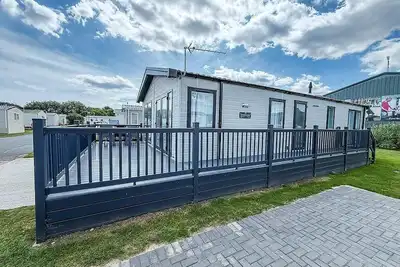 Image de Stunning 6 berth lodge with Wi-Fi at Broadland Sands in Suffolk ref 20136bs