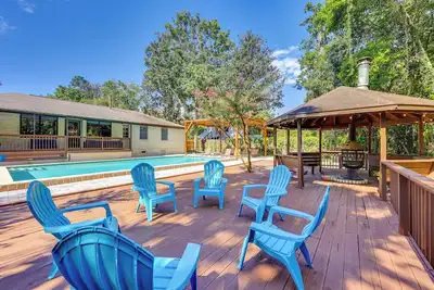 Image de 1 Mi to Uf Campus: Group Retreat w/ Outdoor Oasis