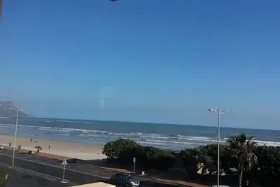 Image de 2nd Floor beach front apartment