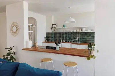 Image de cute, sun-soaked apartment above the sea