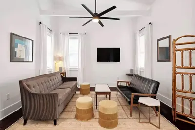 Image de Bright Modern House with Backyard 2br|2ba