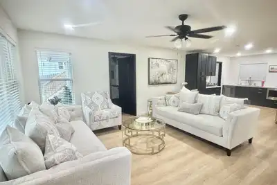 Image de Stylish main-level home in historic downtown Brenham—walking distance to shops!