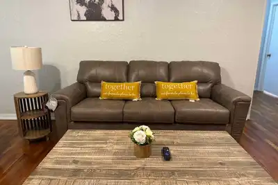 Image de Plenty of space and welcoming 3br/2ba steps away from Marian Day grounds