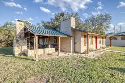 Image de Bent River Cabin #1 @ Frio River Escape