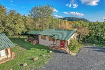 Image de Bent River Cabin #2 @ Frio River Escape