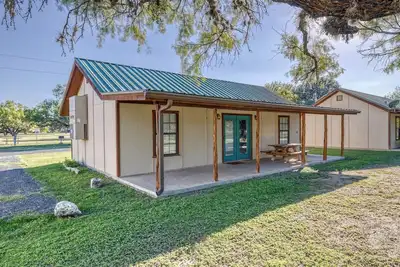 Image de Bent River Cabin #4 @ Frio River Escape