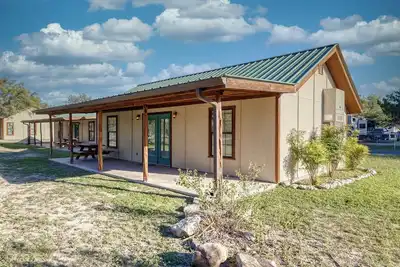 Image de Bent River Cabin #5 @ Frio River Escape