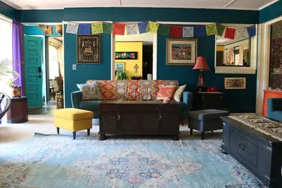 Image de Boho Acre Retreat 20 mins from Dt/Airport, Hot Tub & Ev Charger!