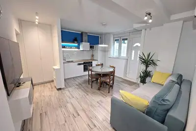 Image de Your perfect sunny retreat in the city center, with private parking included!